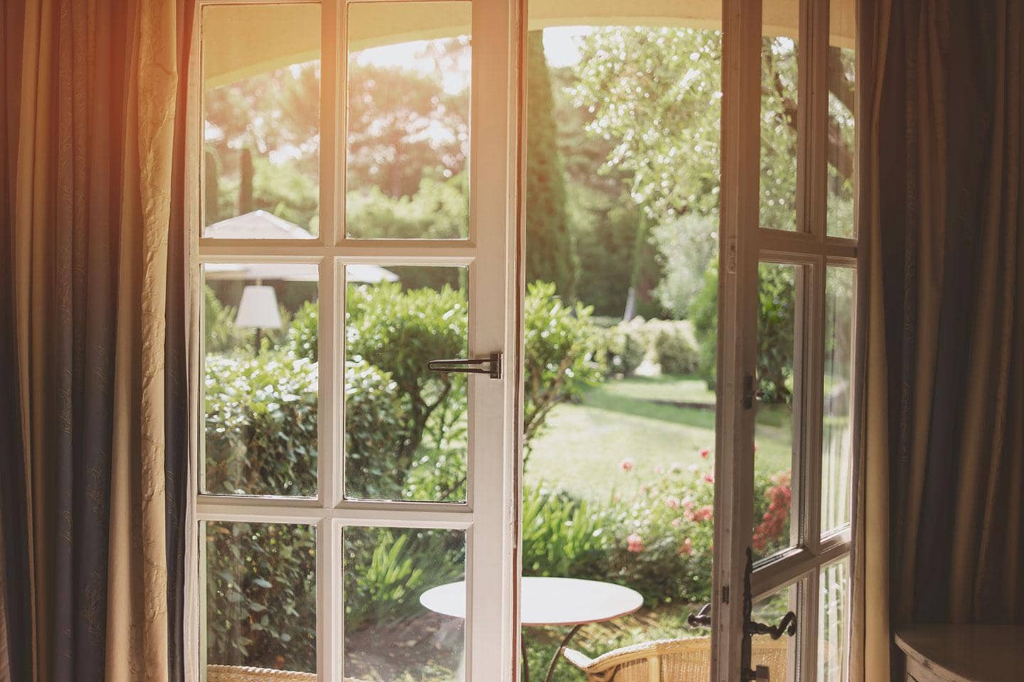 blik ud af vindue med sol til haven