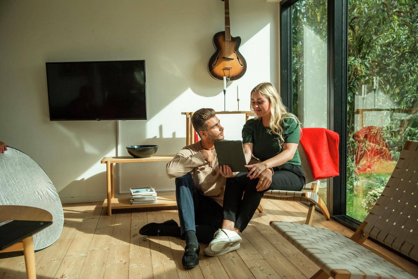 Ung par kigger på hinanden imens solen skinner ind af vinduet