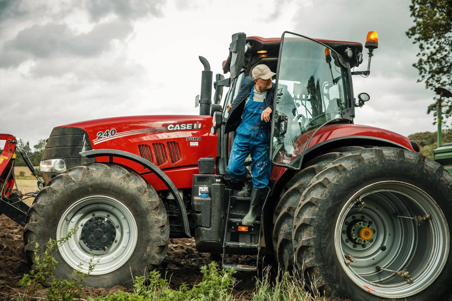 Landmand på vej ud af traktor