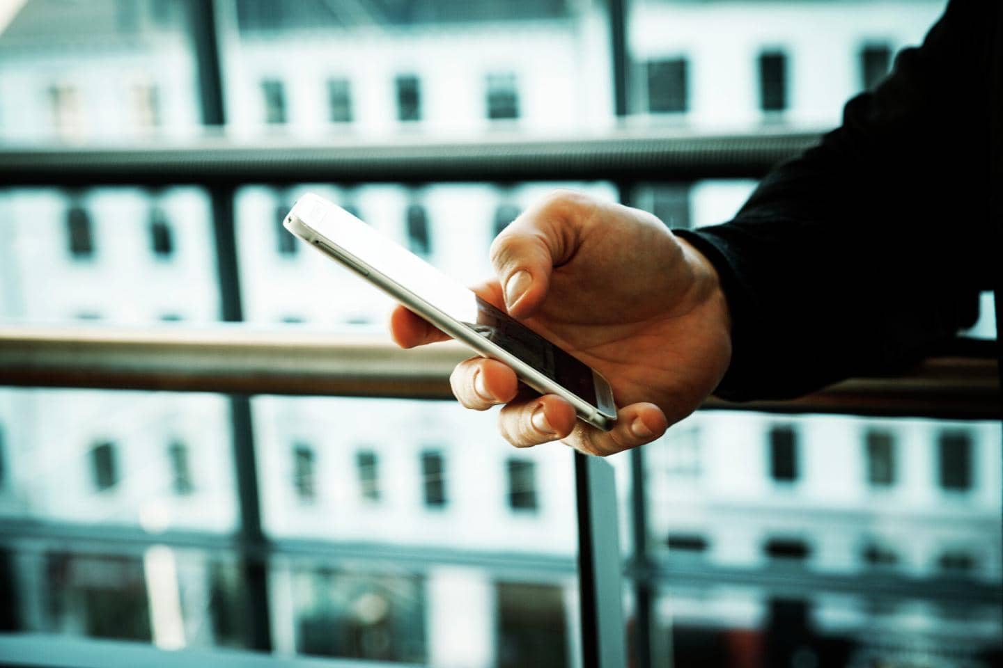 hånd der holder telefon