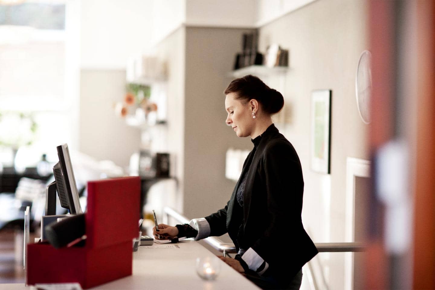 Kvinde foran computer